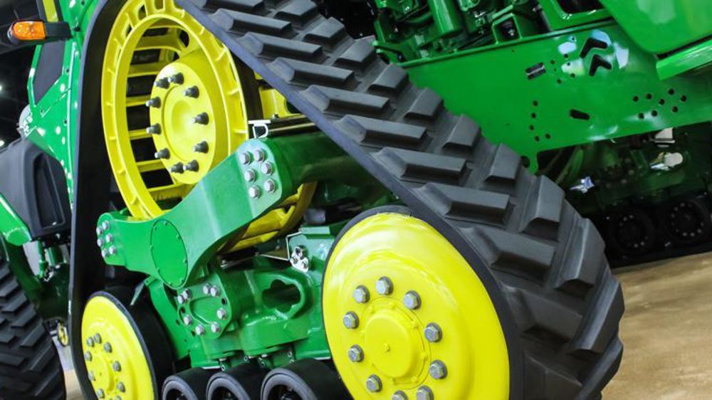 Les chenilles Camso équipent de nombreux automoteurs agricoles dont le 9RX John Deere. © Camso